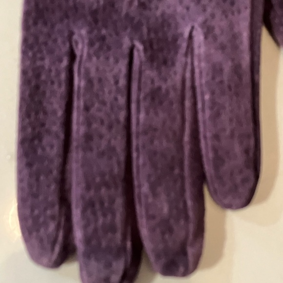 Women’s one size (small to medium) Bijou Terner Elegant Purple Suede Gloves - Picture 8 of 9